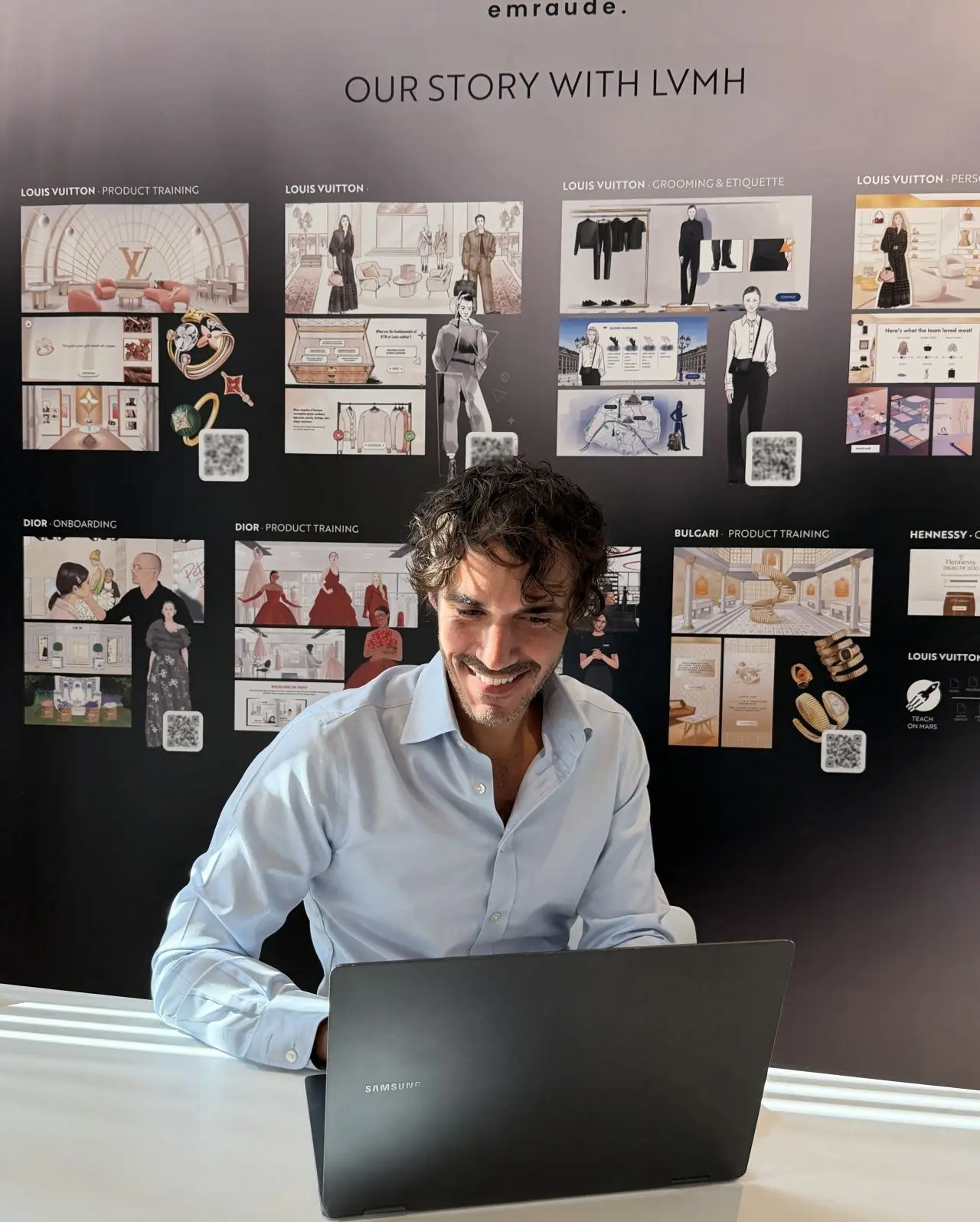 Virgile devant son ordinateur, face au mur des projets Emraude pour LVMH